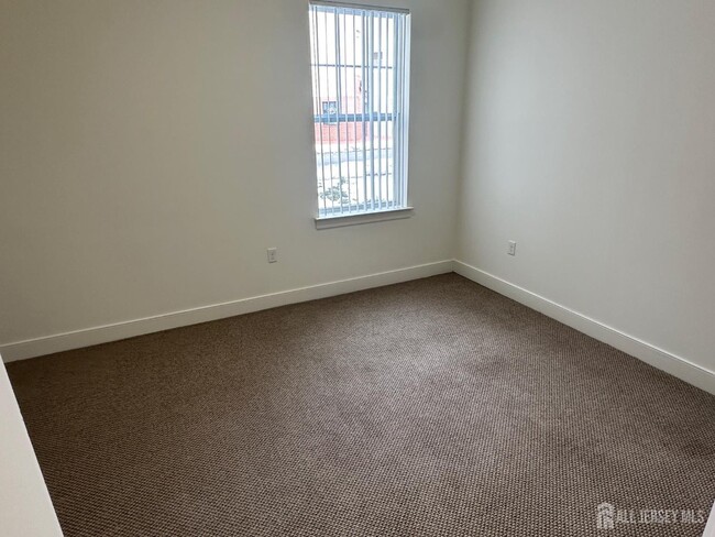 Building Photo - 88 Roosevelt Ave