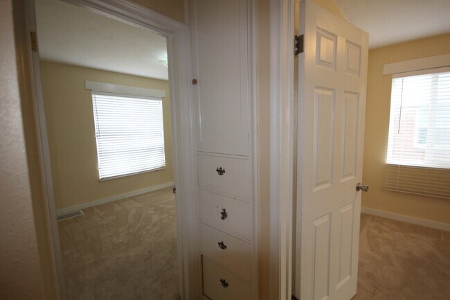 Building Photo - 3 Bedroom Duplex with Lovely Backyard(Upstairs)