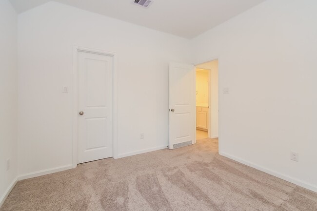 Building Photo - 9451 Vis Fls Trce