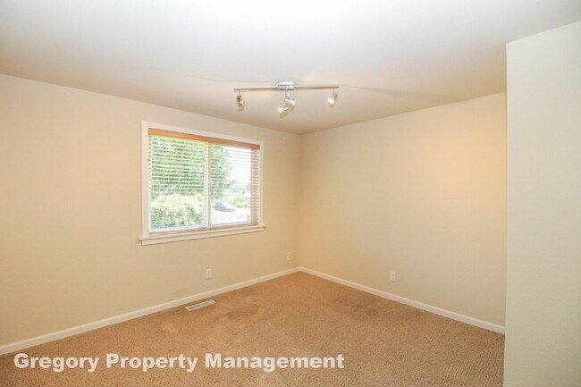 Building Photo - Charming updated 3-Bed/1-Bath Rambler on q...