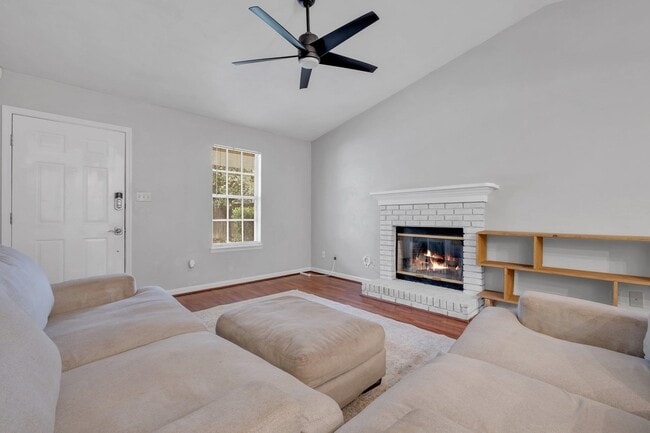 Building Photo - 2424 Ian Dr