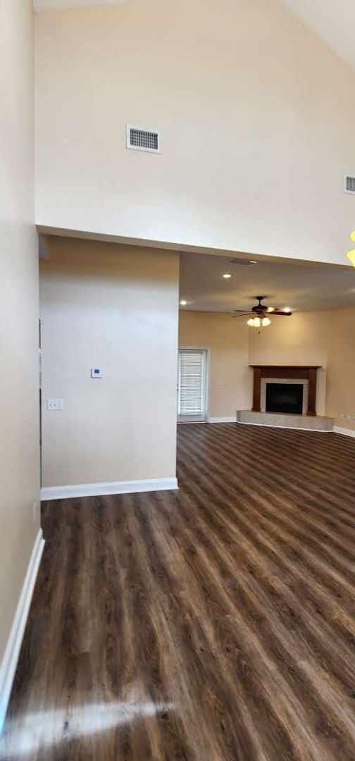 Building Photo - Great Home and Location-Available Now!