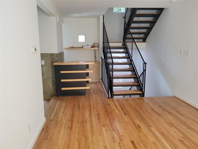 Building Photo - 6118 Hamman St