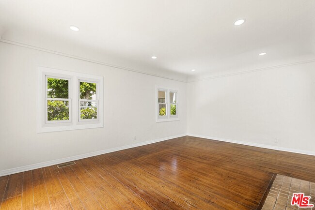 Building Photo - 1122 S La Peer Dr