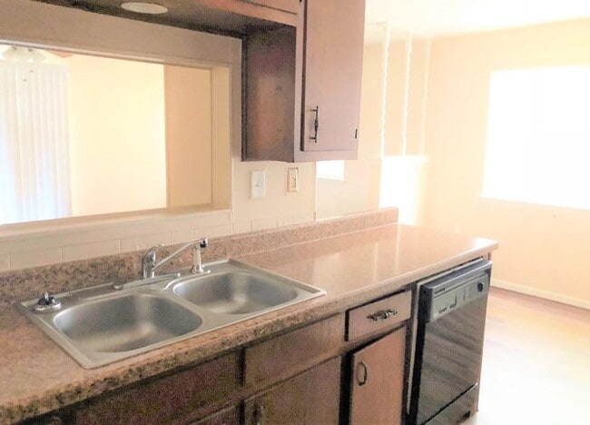 Building Photo - 3 Bedroom 1.5 Bath