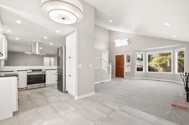 Building Photo - Inviting Everett Home Featuring 3 Bedrooms, Fireplace, and Fully Fenced Backyard