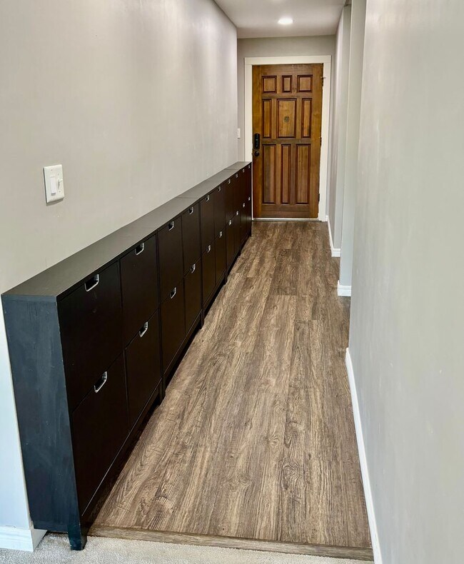 Building Photo - 2 Bed / 2 Bath updated Mercer Island condo $2,995/mo