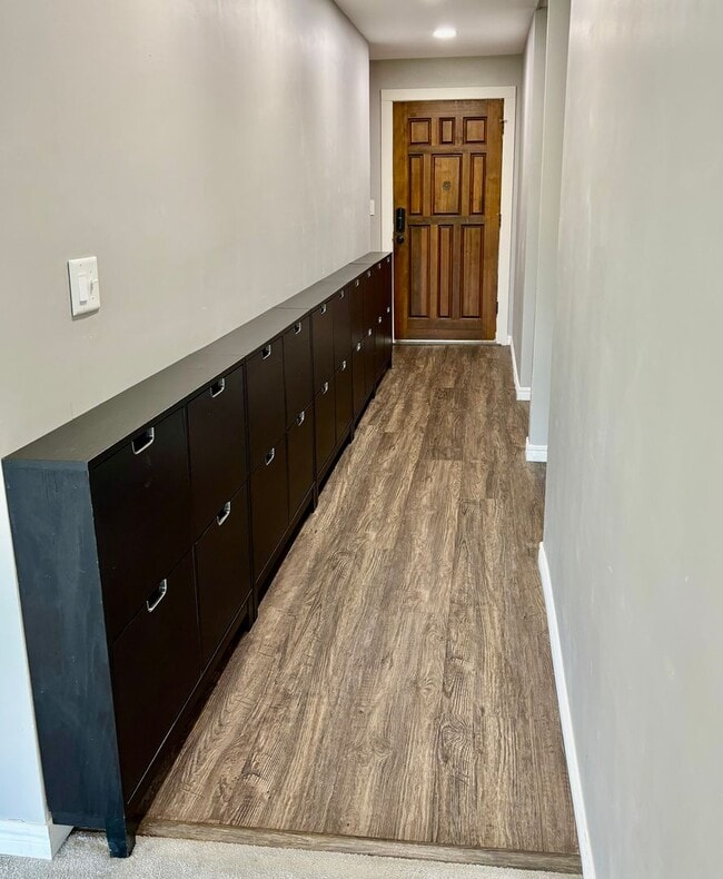 Building Photo - 2 Bed / 2 Bath updated Mercer Island condo...