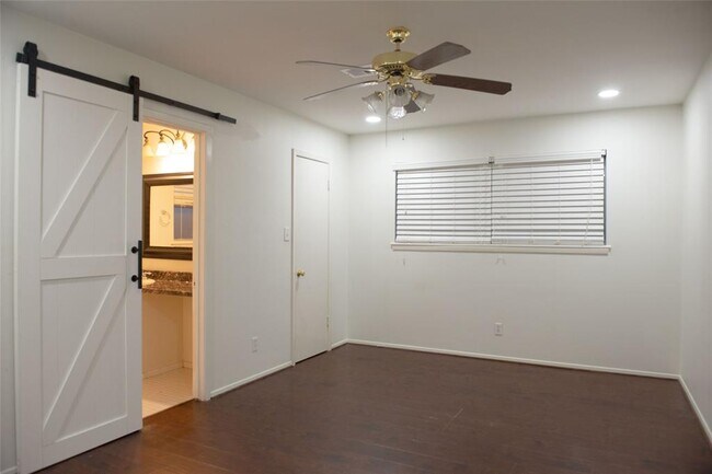 Building Photo - 9215 Kempwood Dr