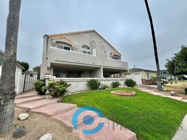 Building Photo - 1070 Felspar St