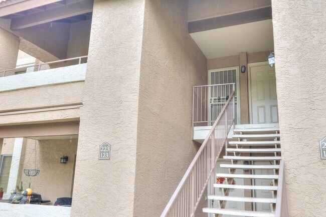 Building Photo - 2146 W Isabella Ave