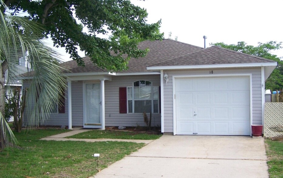 Beautiful home, quiet neighborhood, easy drive to Hurlburt Field. - 18 Stowe Rd