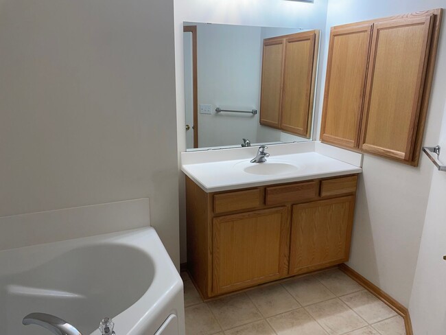 Building Photo - Charming 2 Bd /2 Ba Townhouse in Savage wi...