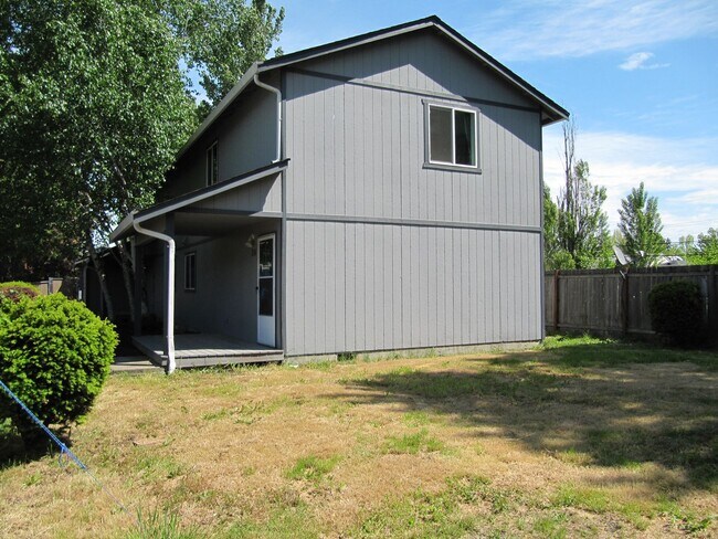 Building Photo - Three Bedroom Duplex in North Salem