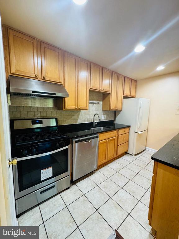 Building Photo - 8000 Chanute Pl