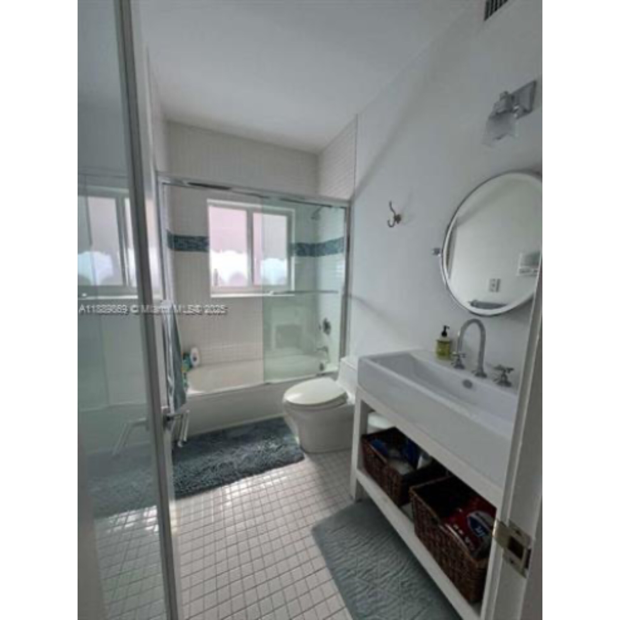 Building Photo - 6015 Pine Tree Dr