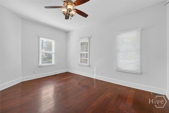 Building Photo - 506 E 31st St