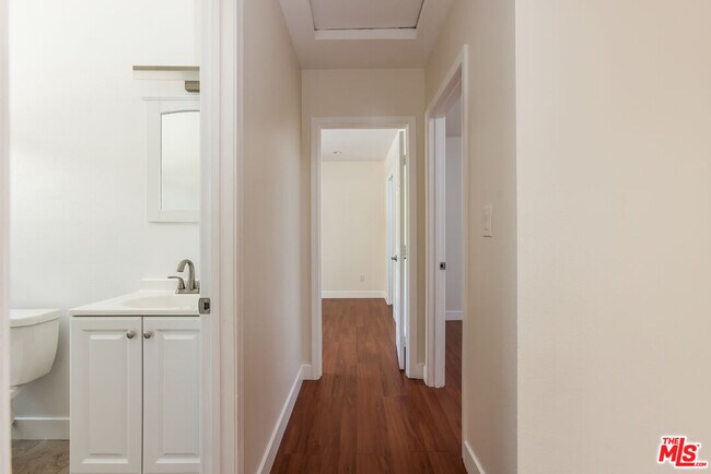 Building Photo - 1206 Beachwood Dr