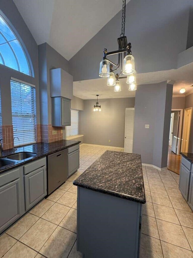 Building Photo - 16119 Lakestone Dr