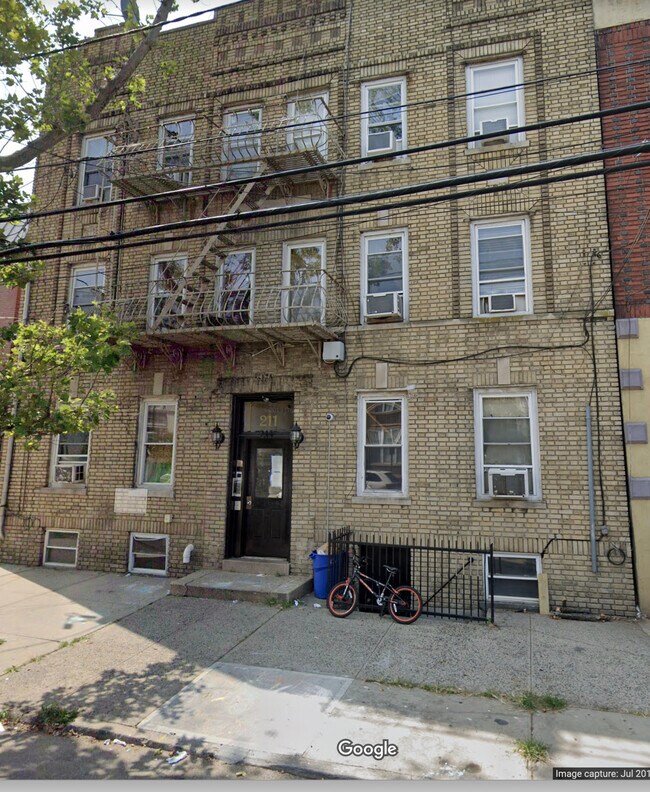 Primary Photo - 211 Woodward St
