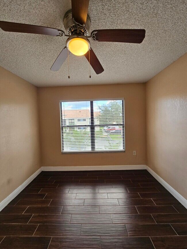 Building Photo - 1543 Lake Crystal Dr