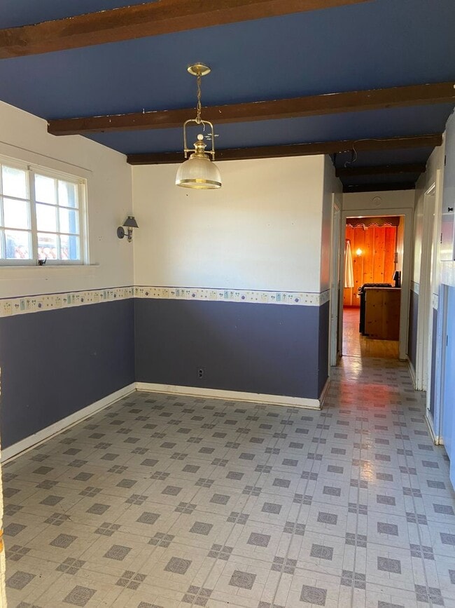 Building Photo - House with Charm, 2/1 with large garage and bonus room & bathroom