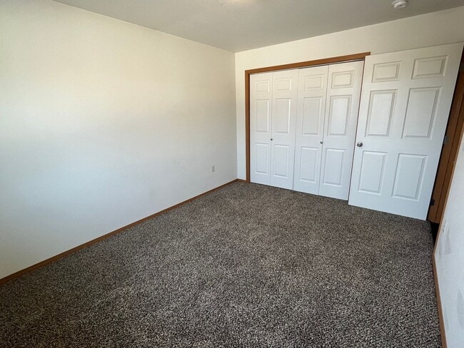 Building Photo - 2 Bed 1 Bath Single Stall Garage