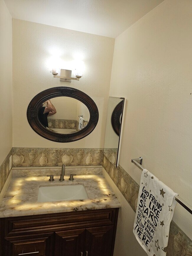 Building Photo - Remodeled 2bedroom 1.5 Bath Townhouse