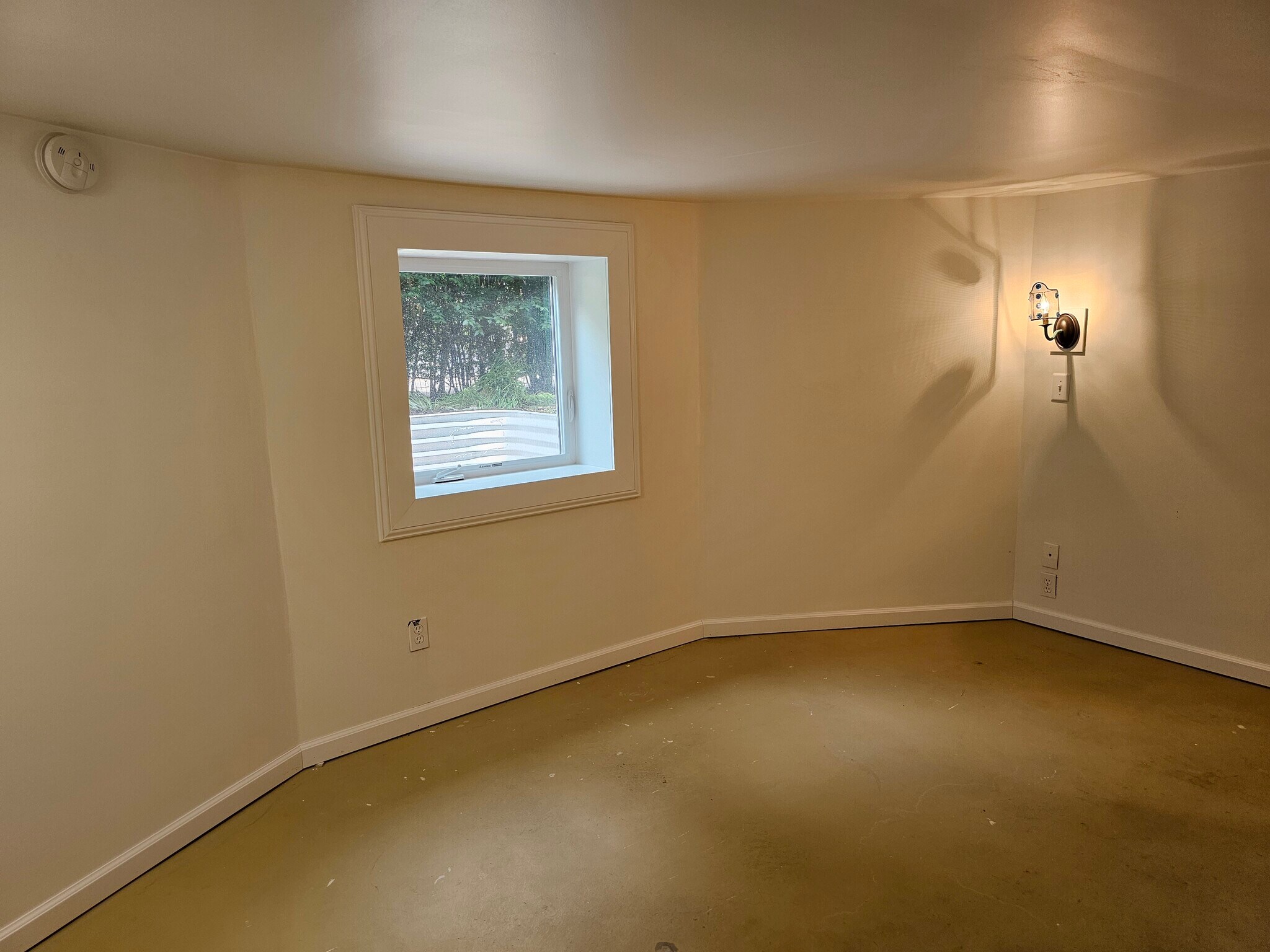 Building Photo - 309 NE Graham St