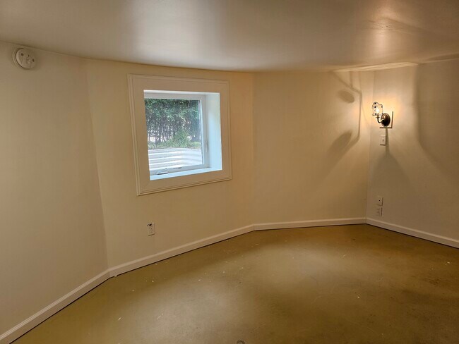 Building Photo - 309 NE Graham St