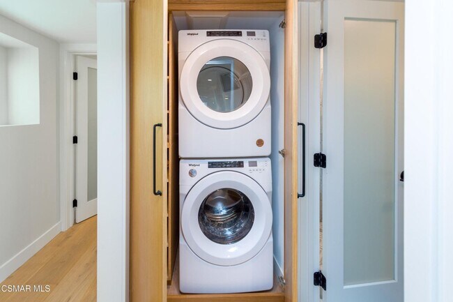 Building Photo - Must see this luxurious short-term, furnished, 3 bedroom + 3 bathroom rental home