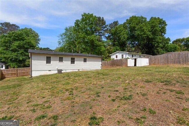 Building Photo - 2363 Beverly Ln