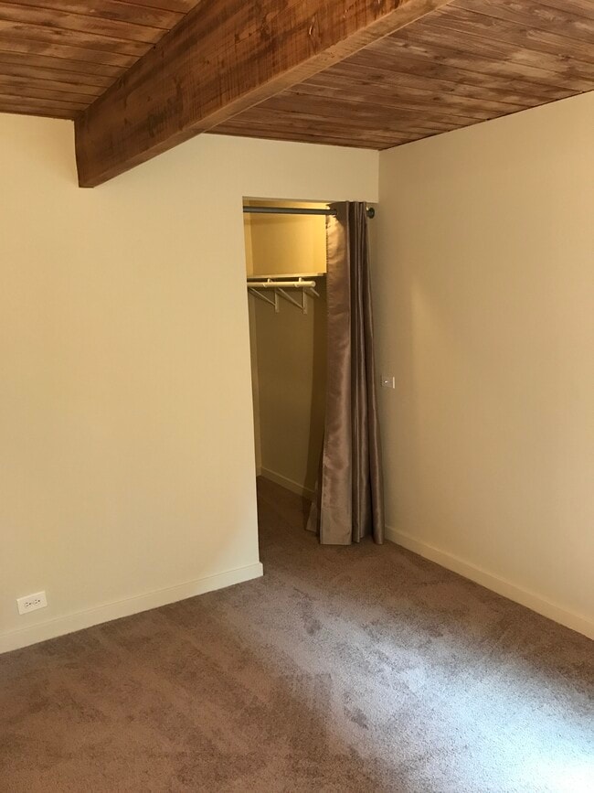 Building Photo - 811 S La Grange Rd