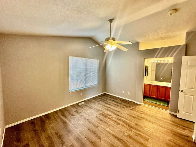 Building Photo - "Charming Centennial Retreat: Spacious 3-Bedroom Home with 2.5 Baths!