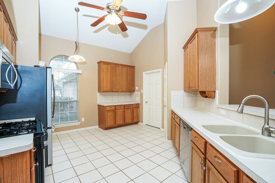 Building Photo - 814 Courtside Dr W