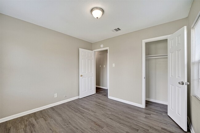 Building Photo - 4909 Holloway Dr
