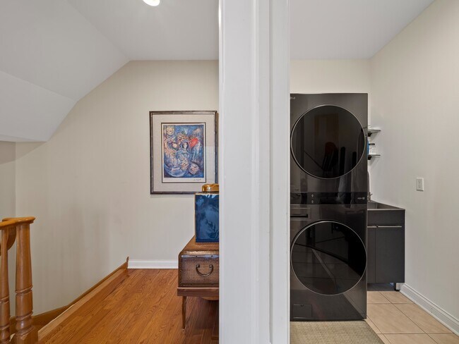 Building Photo - 2048 Valor Ct