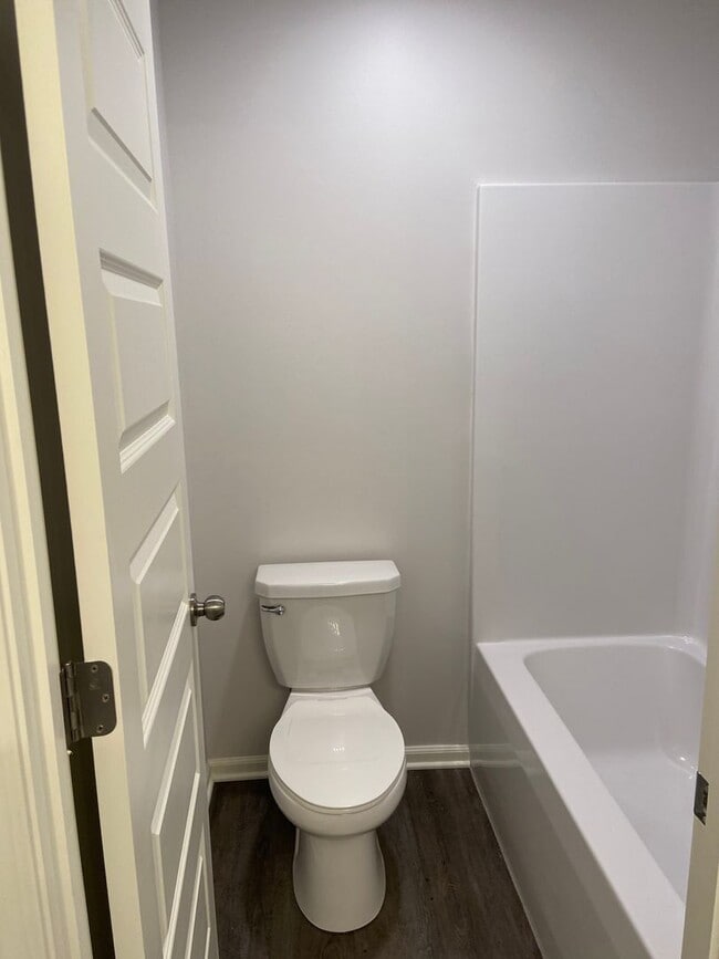 Building Photo - Now Preleasing! Comfortable Three Bedroom | Two and a Half Bath Home in Oak Woods