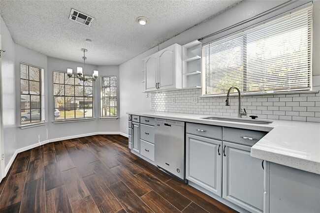 Building Photo - 2100 Balsam Way