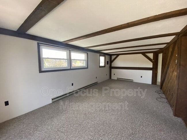 Building Photo - 935 E 2nd St