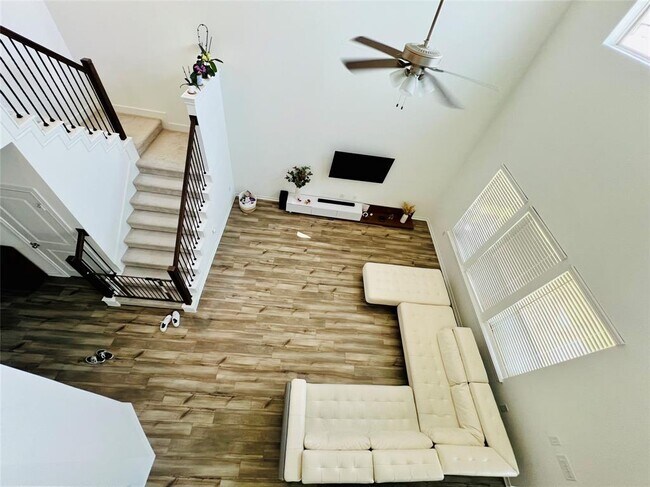 Building Photo - 15826 Dove Holw Dr
