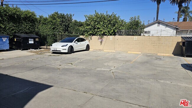 Building Photo - 1022 S Norton Ave