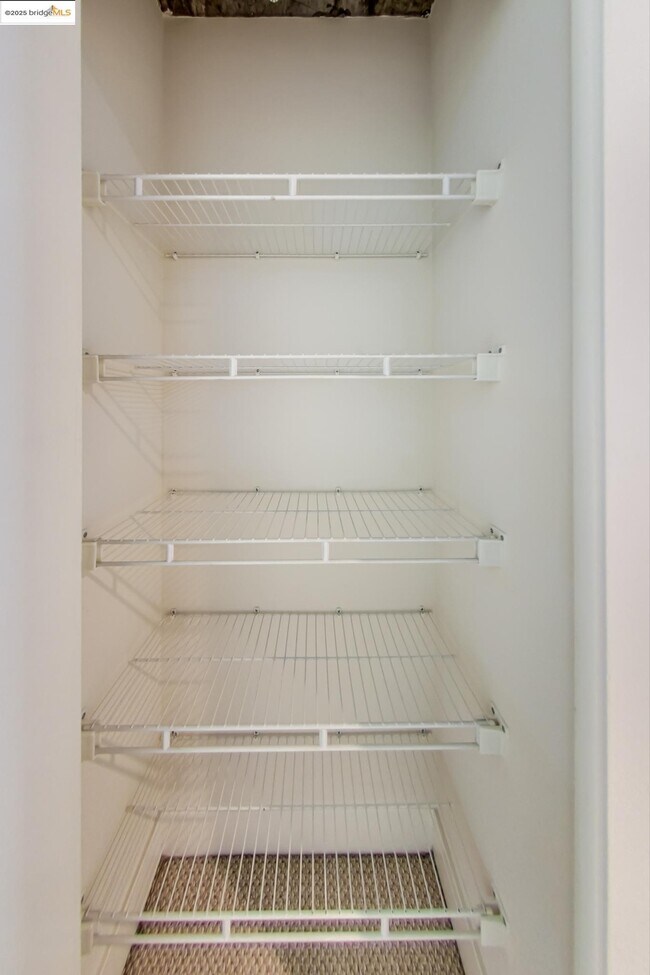 Building Photo - 311 Oak St