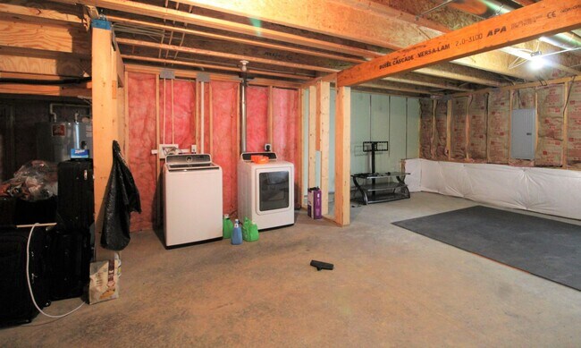 Building Photo - 3 Bed/ 2.5 Bath Townhome close to the interstate - Available 06/08/2026