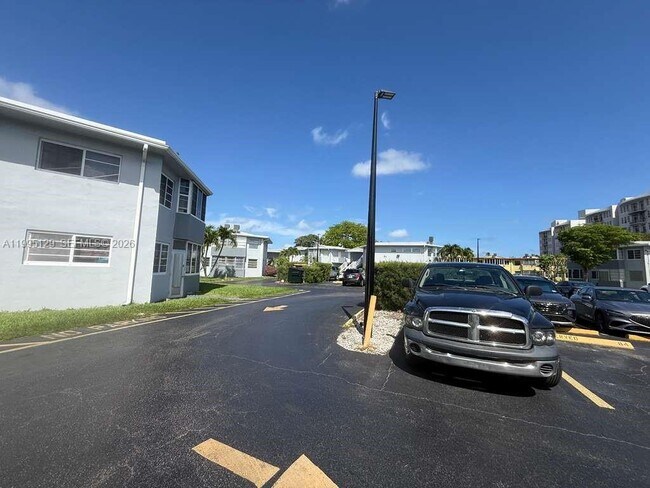 Building Photo - 1663 NE Miami Gardens Dr