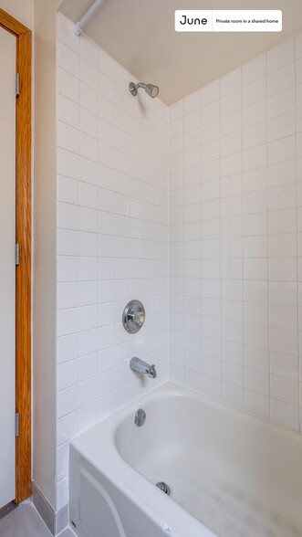 Building Photo - Private bedroom in 3 bed/2 bath Home