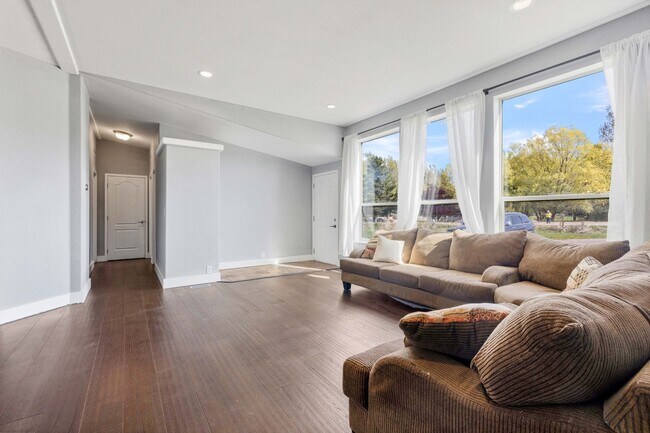 Building Photo - Short term leases available: 3 bed 2 bath ...