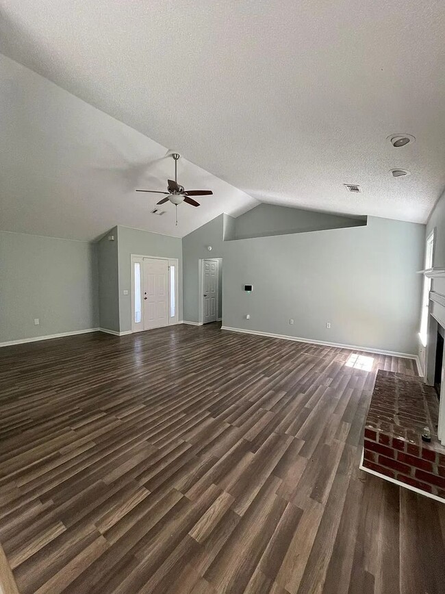 Building Photo - 3 Bedroom, 2 Bathroom Home available in Ma...