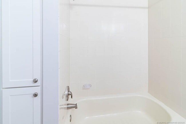 Building Photo - 356 SE Bloxham Way