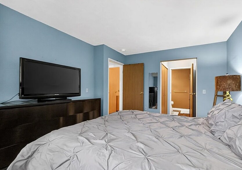 Building Photo - 10373 Glenway Dr